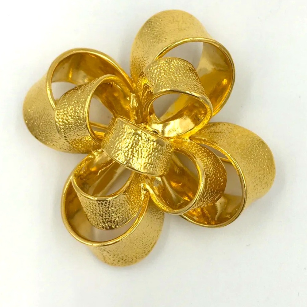 VINTAGE KENNETH JAY LANE GOLD TONE 3 DIMENSIONAL RIBBON BOW BROOCH 2 IN DIAMETER